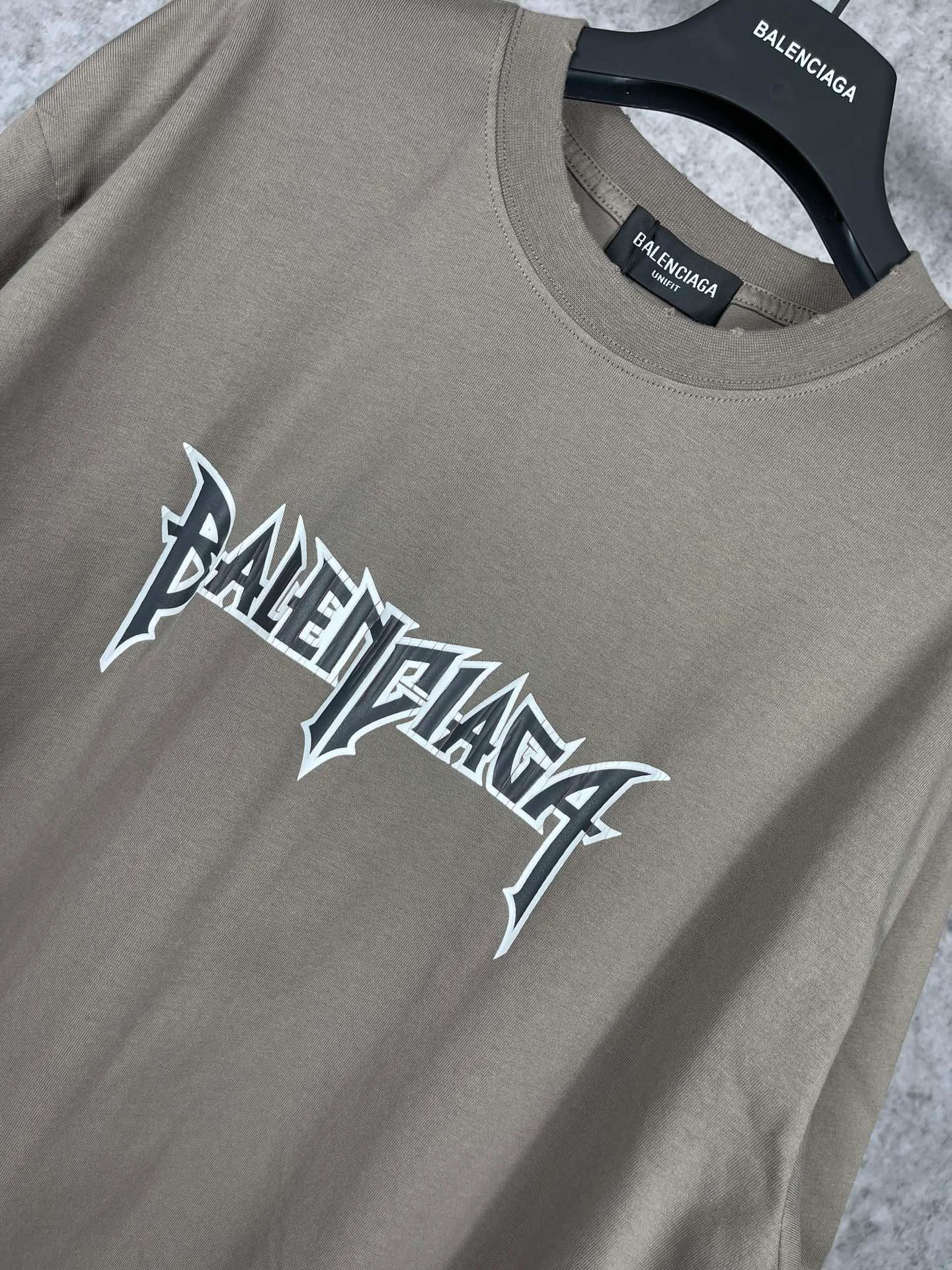 【 . Quality】 BALENCI*GA/ . T . . ZP . 260 ， . ， ，。 。Classic ， ， ， 。 ZP， ， 。 ， ， OS . Same Style ：BL 223011 ：Black. Gray. Size：XS S M L